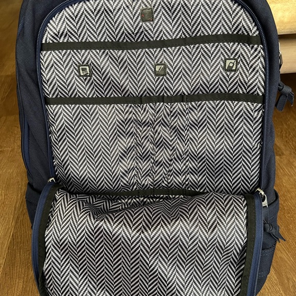 OGIO Navy blue backpack bag. Chevron inside print pockets zipper - Picture 5 of 6